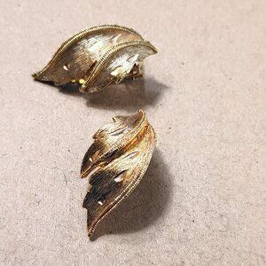 VTG Etched Gold Tone Leaf Earrings